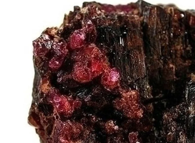 a-PAINITE-640x468