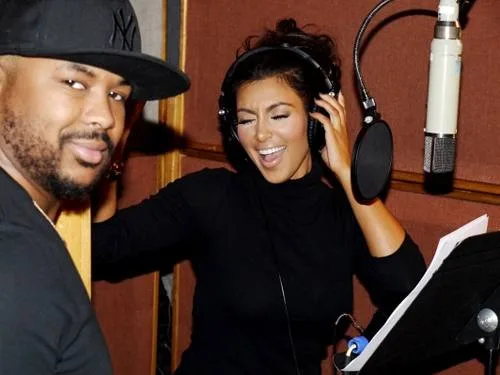 Η Kim Kardashian σε στούντιο ηχογράφησης με ακουστικά και μικρόφωνο.
