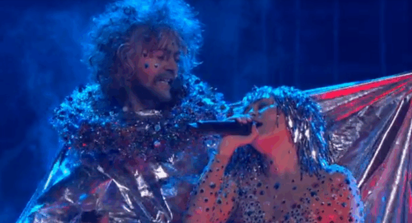 Η Miley Cyrus διασκευάζει Beatles και τα αποτελέσματα είναι…τραγικά! Δείτε το video