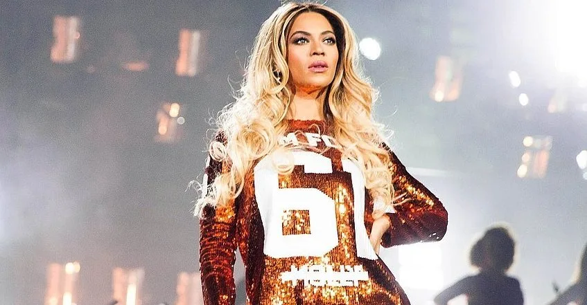 Η Beyonce στη σκηνή με φόρεμα σε στυλ αθλητικής φανέλας με παγιέτες.