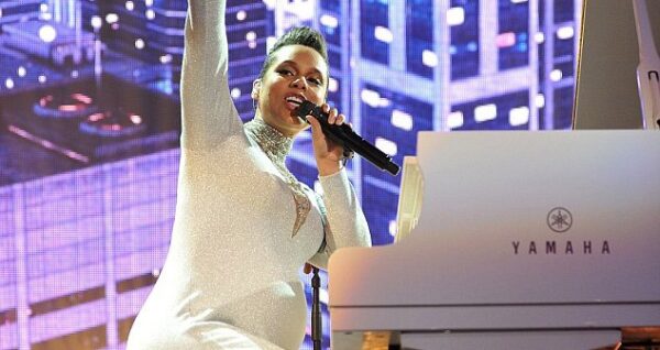 Δείτε την Alicia Keys σε προχωρημένη εγκυμοσύνη στη σκηνή των MTV EMA!