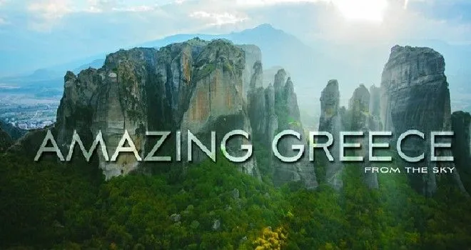 Επιβλητικοί βράχοι στα Μετέωρα με την επιγραφή Amazing Greece From The Sky.