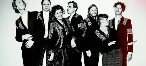 Το συγκρότημα Arcade Fire σε ασπρόμαυρη φωτογραφία με κεντημένα σακάκια.
