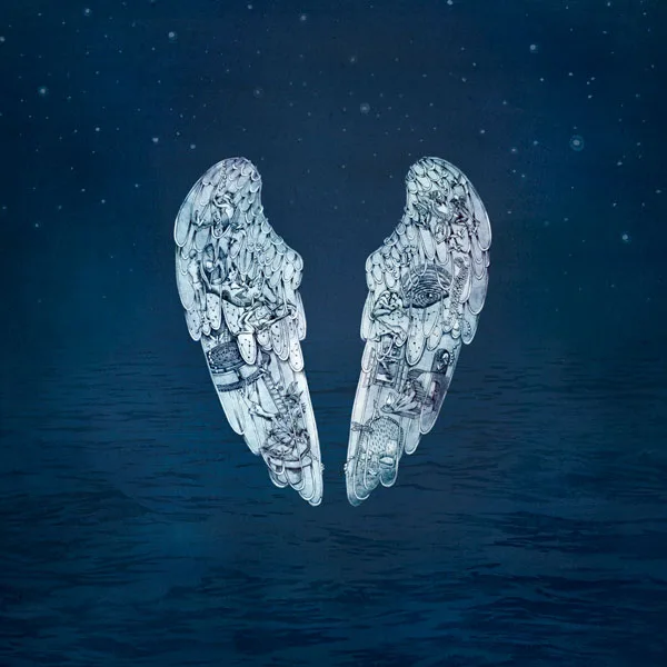 Το εξώφυλλο του άλμπουμ Ghost Stories των Coldplay με δύο φτερά αγγέλου πάνω από τη θάλασσα.