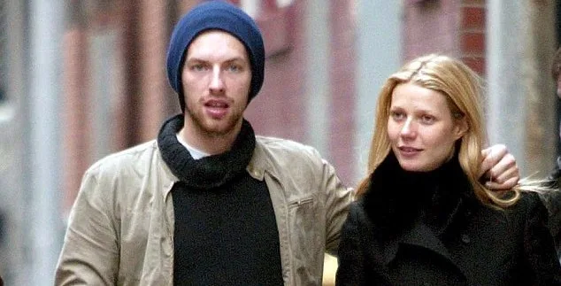 Ο Chris Martin και η Gwyneth Paltrow περπατούν μαζί σε εξωτερικό χώρο.