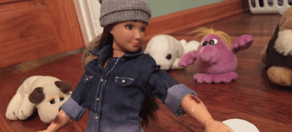 Δείτε την «κανονική Barbie» – Η κούκλα που έχει φυσιολογικές αναλογίες, κυτταρίτιδα και ουλές