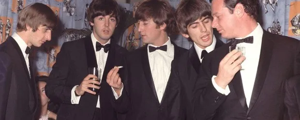 Οι Beatles με σμόκιν σε επίσημη εκδήλωση.
