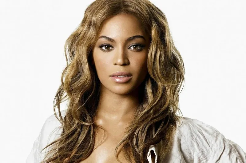 Πορτρέτο της Beyoncé με ξανθά κυματιστά μαλλιά.