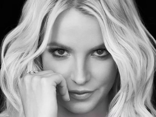Κοντινό ασπρόμαυρο πορτρέτο της Britney Spears