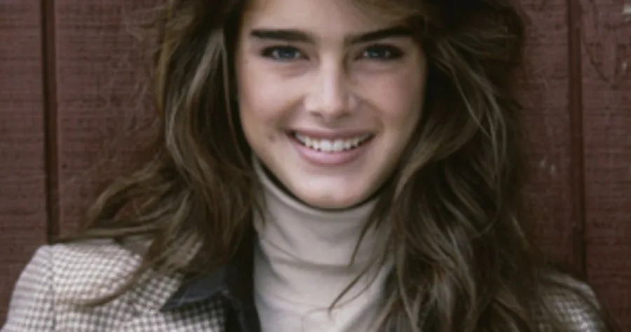 Η Brooke Shields χαμογελάει φορώντας ζιβάγκο και σακάκι.