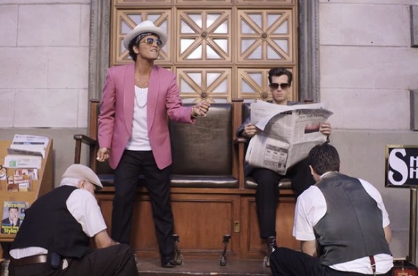 Bruno Mars και Mark Ronson τερματίζουν το κουλ στο video clip για το «Uptown Funk»! Δείτε το