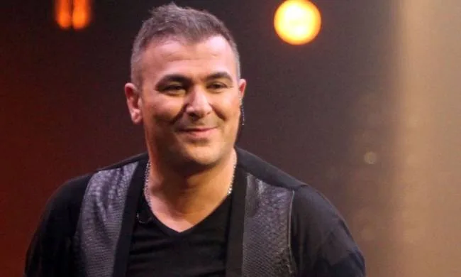 Ο Αντώνης Ρέμος χαμογελαστός στη σκηνή