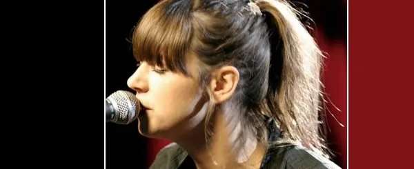 Η Cat Power τραγουδάει σε μικρόφωνο