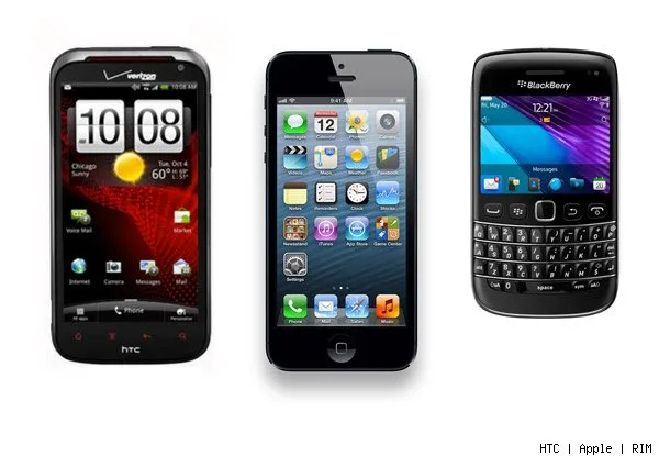 Τρία παλιά μοντέλα smartphones: HTC, iPhone και BlackBerry.