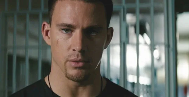 Ο Channing Tatum σε κοντινό πλάνο με σοβαρό ύφος.