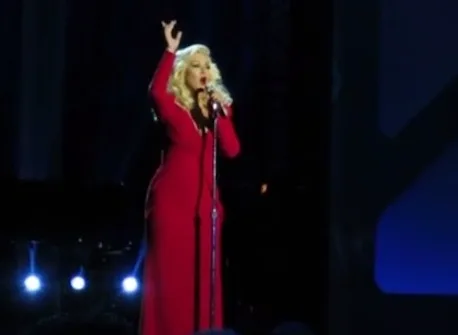 Η Christina Aguilera στη σκηνή με κόκκινο φόρεμα