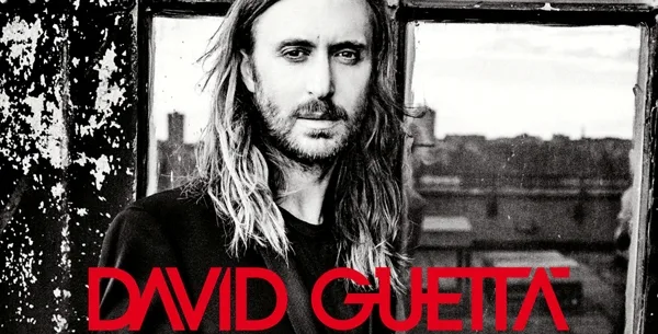 Ο David Guetta σε ασπρόμαυρο φόντο