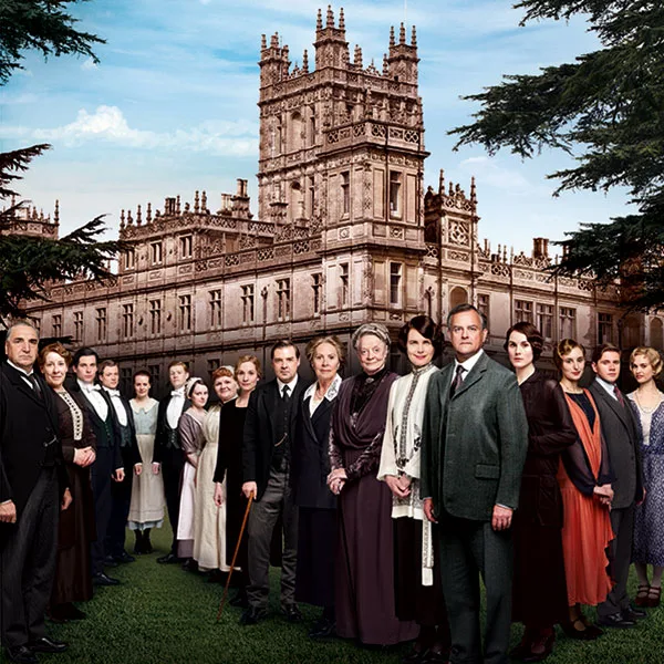 Το καστ της σειράς Downton Abbey μπροστά από τον πύργο.