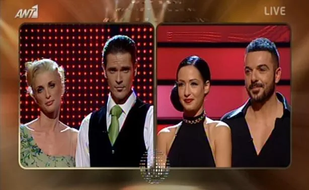 Στιγμιότυπο από το Dancing with the Stars με δύο ζευγάρια διαγωνιζομένων στην οθόνη.