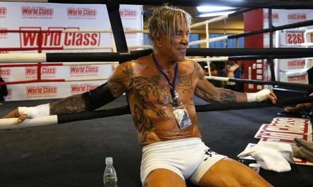Ο Mickey Rourke σε ρινγκ του μποξ με τατουάζ και αθλητική περιβολή.