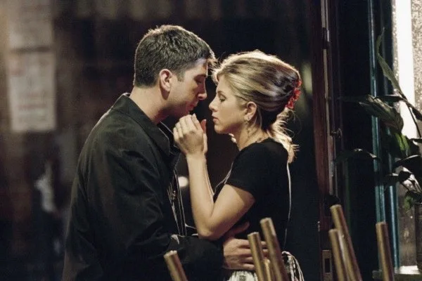 Ο Ross και η Rachel από τη σειρά Friends σε μια ρομαντική στιγμή.