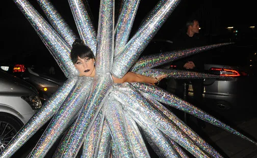 Η Lady Gaga με φουσκωτό ασημί κοστούμι σε σχήμα αστεριού στο Παρίσι.