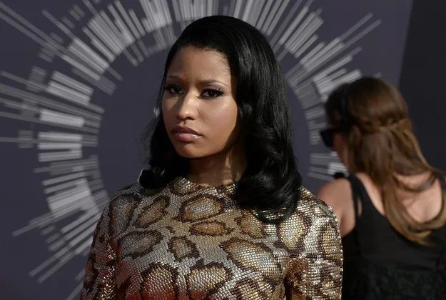 Η Nicki Minaj με λεοπάρ φόρεμα σε εκδήλωση.