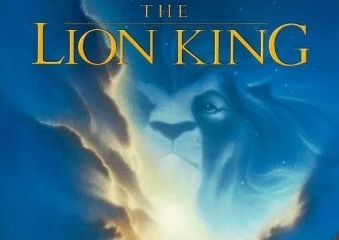 Αφίσα της ταινίας Lion King με το πρόσωπο του Μουφάσα στα σύννεφα.