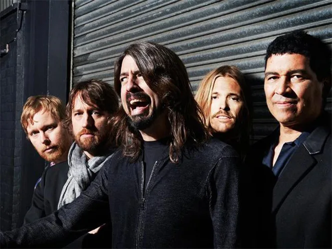 Το συγκρότημα Foo Fighters με τον Dave Grohl σε πρώτο πλάνο.
