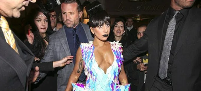 Η Lady Gaga με φουτουριστικό φόρεμα στο Παρίσι περιτριγυρισμένη από κόσμο.