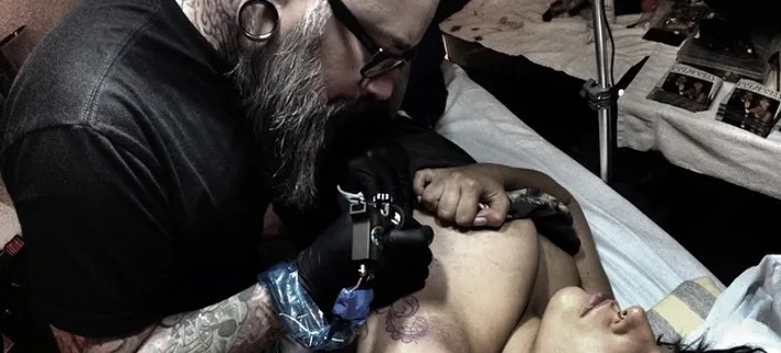 Η Lady Gaga κάνει τατουάζ στη μασχάλη από tattoo artist.
