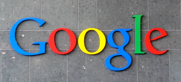 Το λογότυπο της Google σε τοίχο.