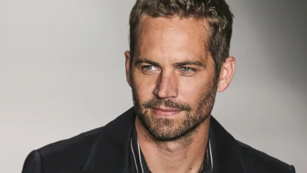 Κοντινό πορτρέτο του Paul Walker με ελαφρύ μούσι και σκούρο σακάκι.