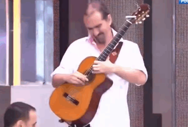 Πως γίνεται αυτό; Κιθαρίστας παίζει σόλο ηλεκτρικής κιθάρας σε…ακουστική. Δείτε το ξεκαρδιστικό video