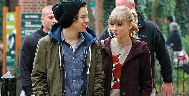 Ο Harry Styles και η Taylor Swift περπατούν μαζί σε εξωτερικό χώρο.