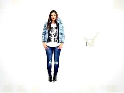 Η Μαίρη με animal print μπουφάν, λευκό t-shirt και τζιν παντελόνι.