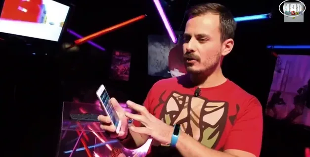 Ο Δημήτρης Καρέτσος παρουσιάζει το iPhone 6 Plus στα MAD GAMES & GADGETS.