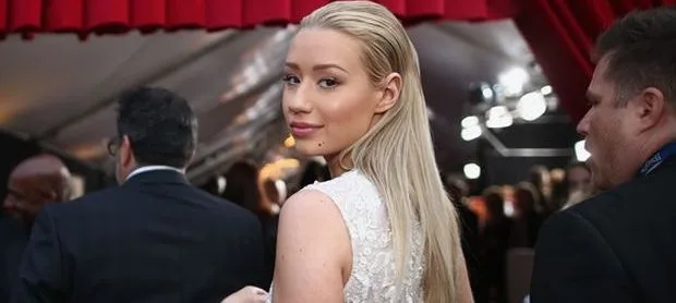 Η Iggy Azalea σε επίσημη εκδήλωση με λευκό δαντελωτό φόρεμα.