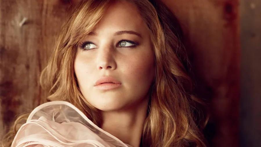 Κοντινό πορτρέτο της Jennifer Lawrence με ξανθά μαλλιά και φακίδες.