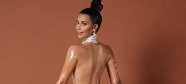 H Kim Kardashian μαθαίνει την τέχνη της ισορροπίας του ποτηριού στα οπίσθιά της σε ζωντάνη μετάδοση!