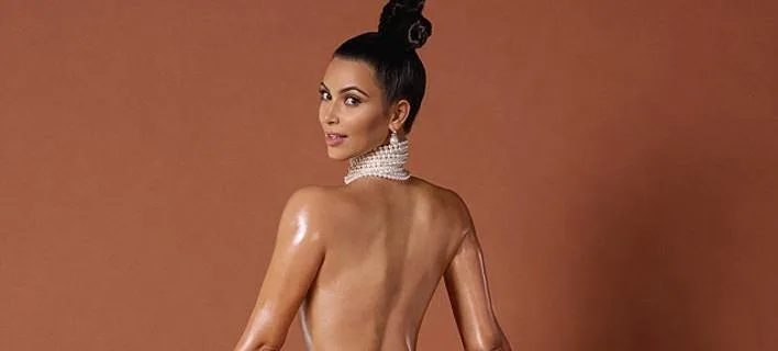 Η Kim Kardashian ποζάρει γυμνή με πέρλες στο λαιμό.