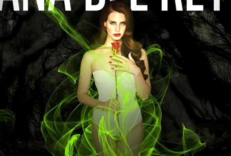 Η Lana Del Rey κρατά ένα τριαντάφυλλο σε σκοτεινό δάσος με πράσινους καπνούς.
