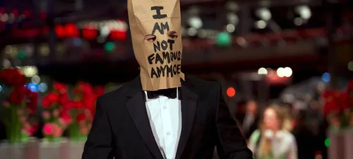 Ο Shia LaBeouf με χάρτινη σακούλα στο κεφάλι και σμόκιν.