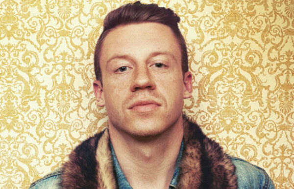 Δείτε τον Macklemore στην πορεία διαμαρτυρίας για την αθώωση του αστυνομικού που σκότωσε τον 18χρονο στο Ferguson