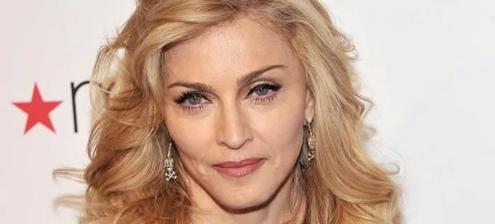 Κοντινό πορτρέτο της Madonna με ξανθά κυματιστά μαλλιά.