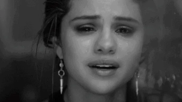 Η Selena Gomez κλαίει σε ασπρόμαυρο πλάνο από το video clip της.