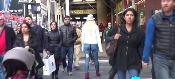 Mοντέλο περπάτησε ολόγυμνο στους δρόμους της Νέας Υόρκης και δεν την πήρε χαμπάρι κανείς!