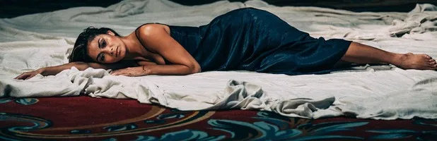 Η Nicole Scherzinger ξαπλωμένη στο πάτωμα για το video clip του τραγουδιού Run.
