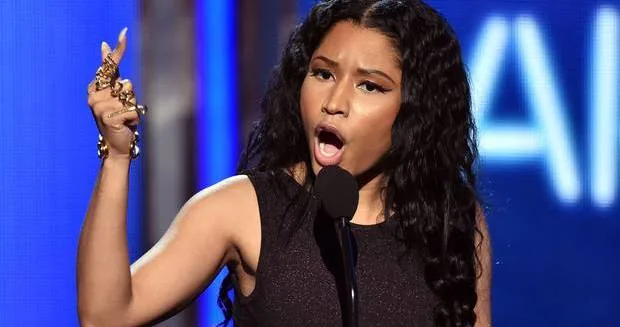 Η Nicki Minaj μιλάει σε μικρόφωνο σε σκηνή.