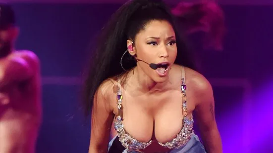 Η Nicki Minaj στη σκηνή με εντυπωσιακό κορμάκι και μικρόφωνο κεφαλής.